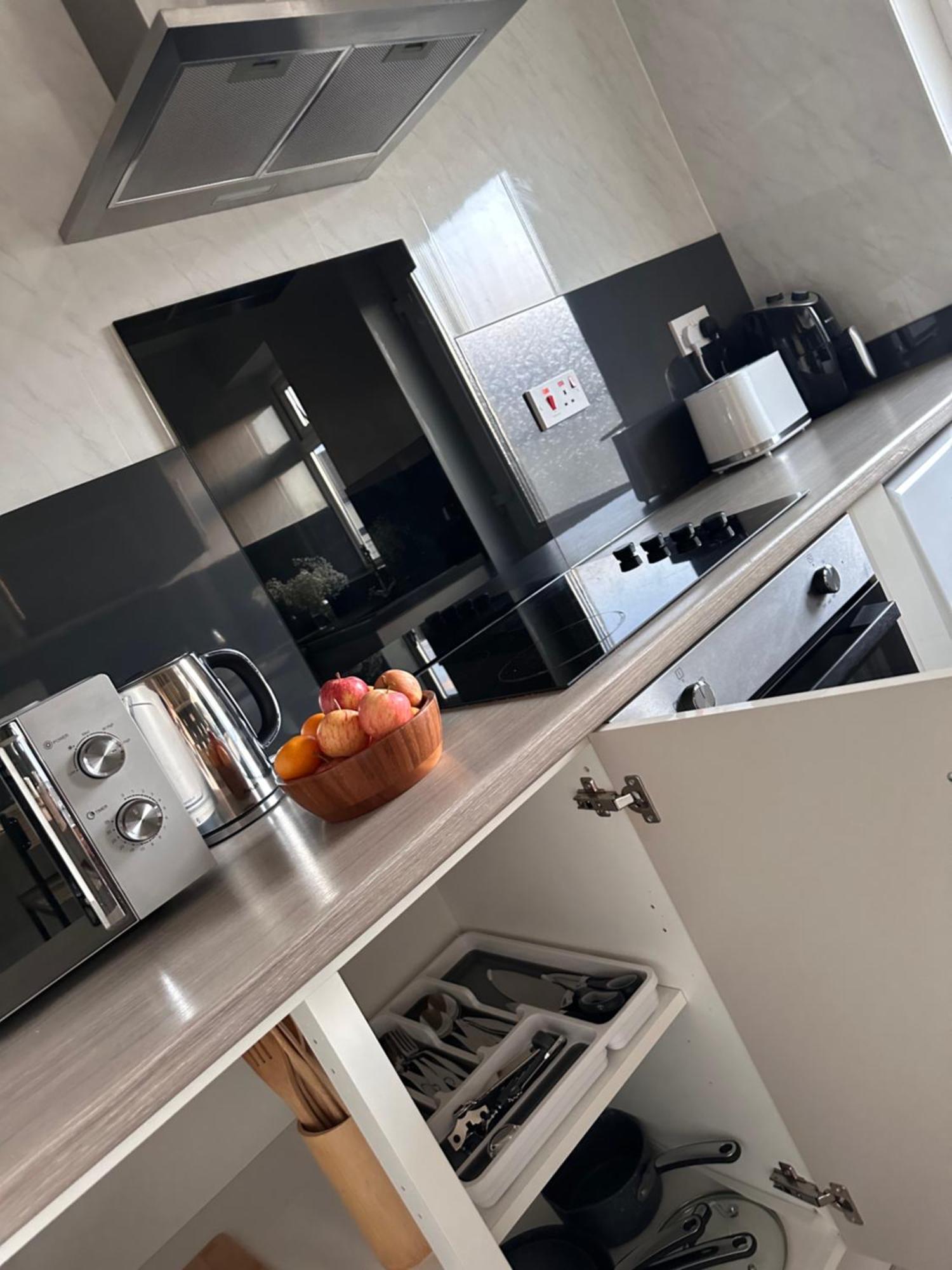 Ocean Village Marina 2 Bedroom Apartment With Balcony! سوثامبتون المظهر الخارجي الصورة