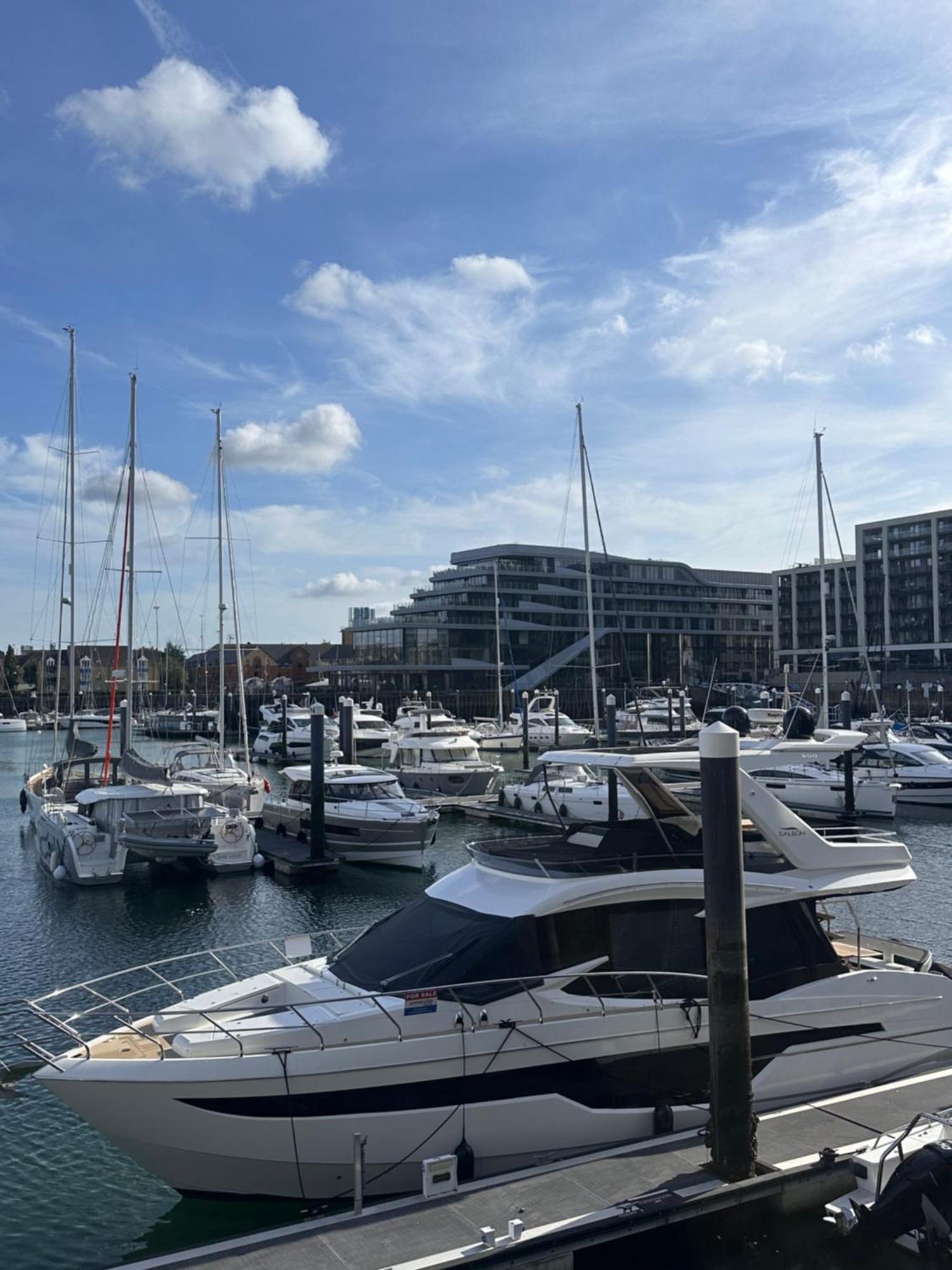 Ocean Village Marina 2 Bedroom Apartment With Balcony! سوثامبتون المظهر الخارجي الصورة