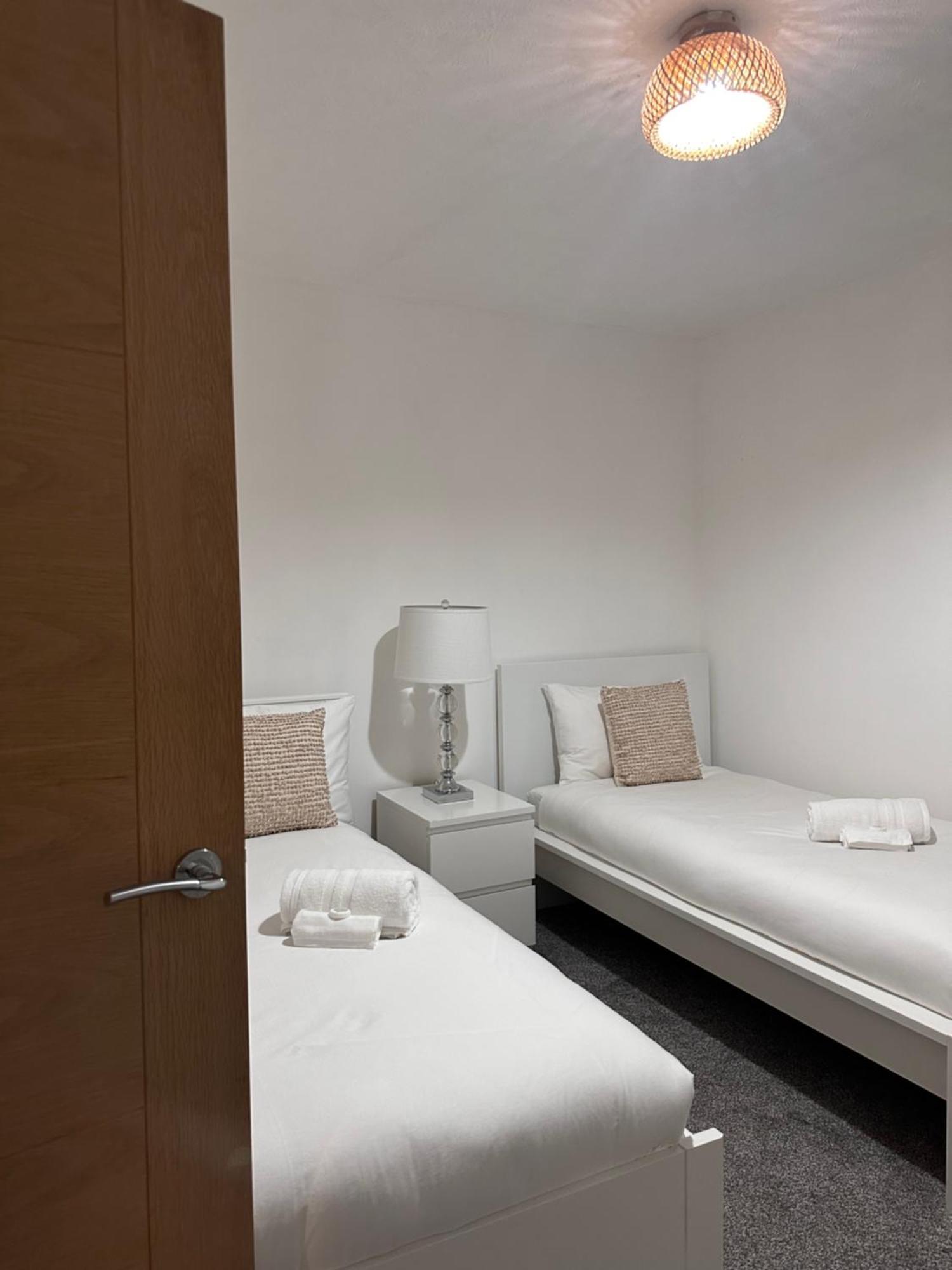 Ocean Village Marina 2 Bedroom Apartment With Balcony! سوثامبتون المظهر الخارجي الصورة